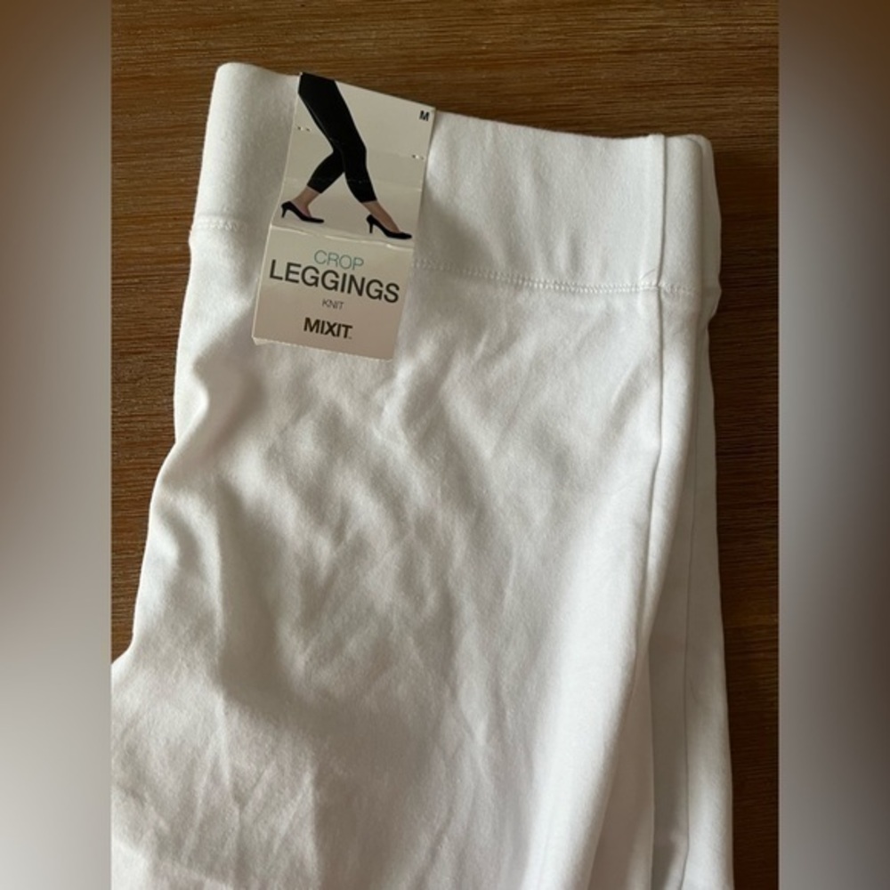White cropped leggings with cut out design